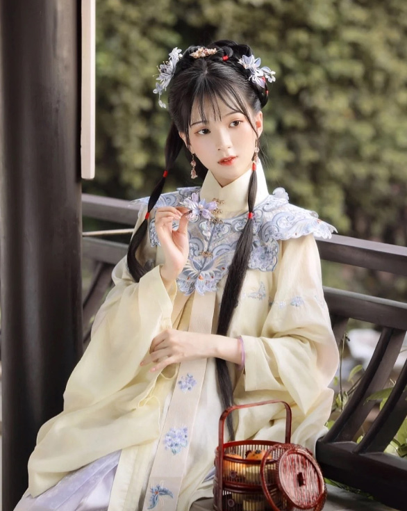 Fine Chinese Hanfu Imperial Line